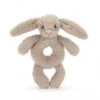 Jellycat - Babyrassel Bashful Bunny Beige -Minicatwalk Geschäft jellycat babyrassel bashful bunny beige 245x245