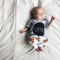 Tobias And The Bear - T-Shirt "Little" Grau 4 Tobias And The Bear - T-Shirt "Little" Grau – Bild 2